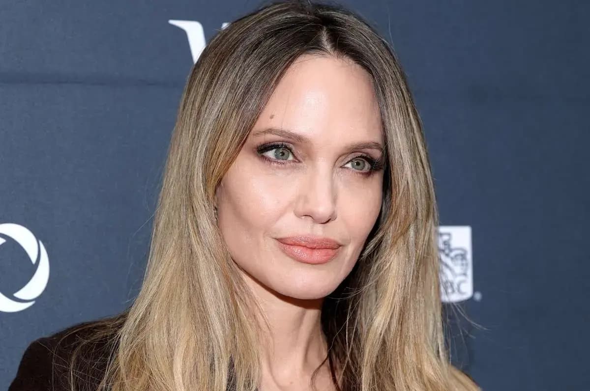 استایل ساده آنجلینا جولی با تتوی فارسی در فستیوال رم 2025