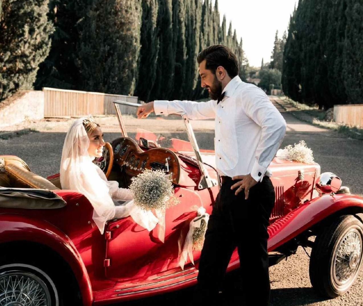 دکوراسیون لوکس و مجلل خانه بهرام رادان و مینا مختاری؛ از گلهای آپارتمانی غولپیکر تا پردههای لیننی ساده کرمرنگ و مجسمههای ظریف