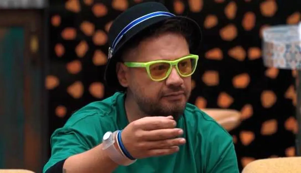 خیابان‌گردی علی صادقی با خودروی فوق‌لوکس؛ ویدئو را ببینید!