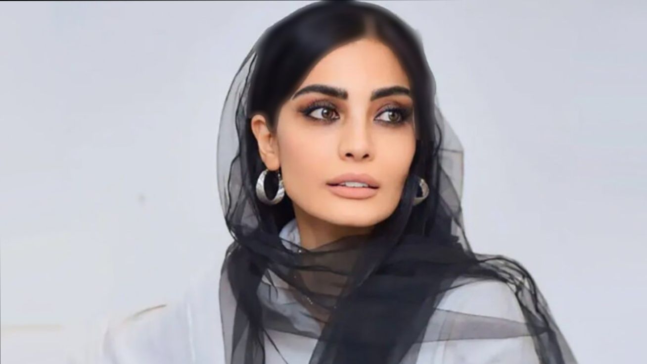 صحرا اسدالهی در کنار مادر چادری و پدر سرایدارش+عکس