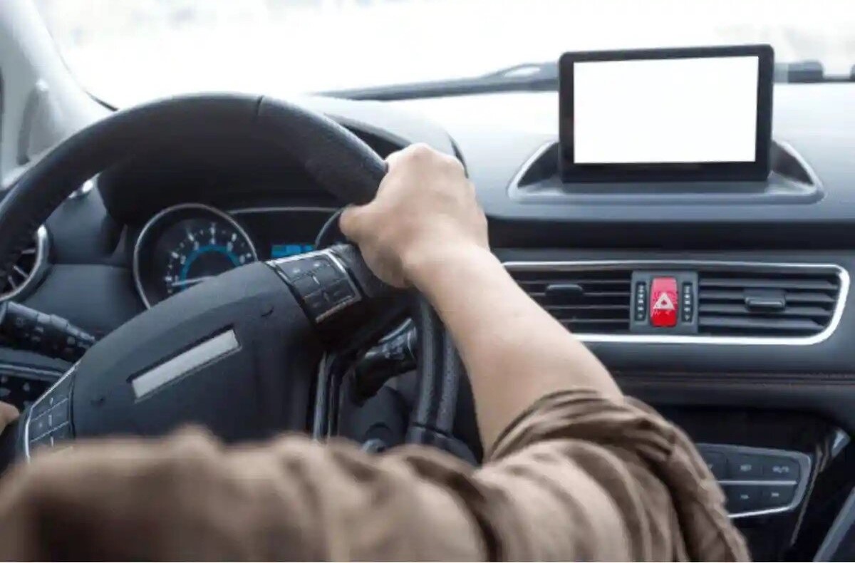 ترفند نگهداری از خودرو | علت کشیده شدن فرمان خودرو به چپ یا راست: علل رایج و راهکارهای رفع مشکل