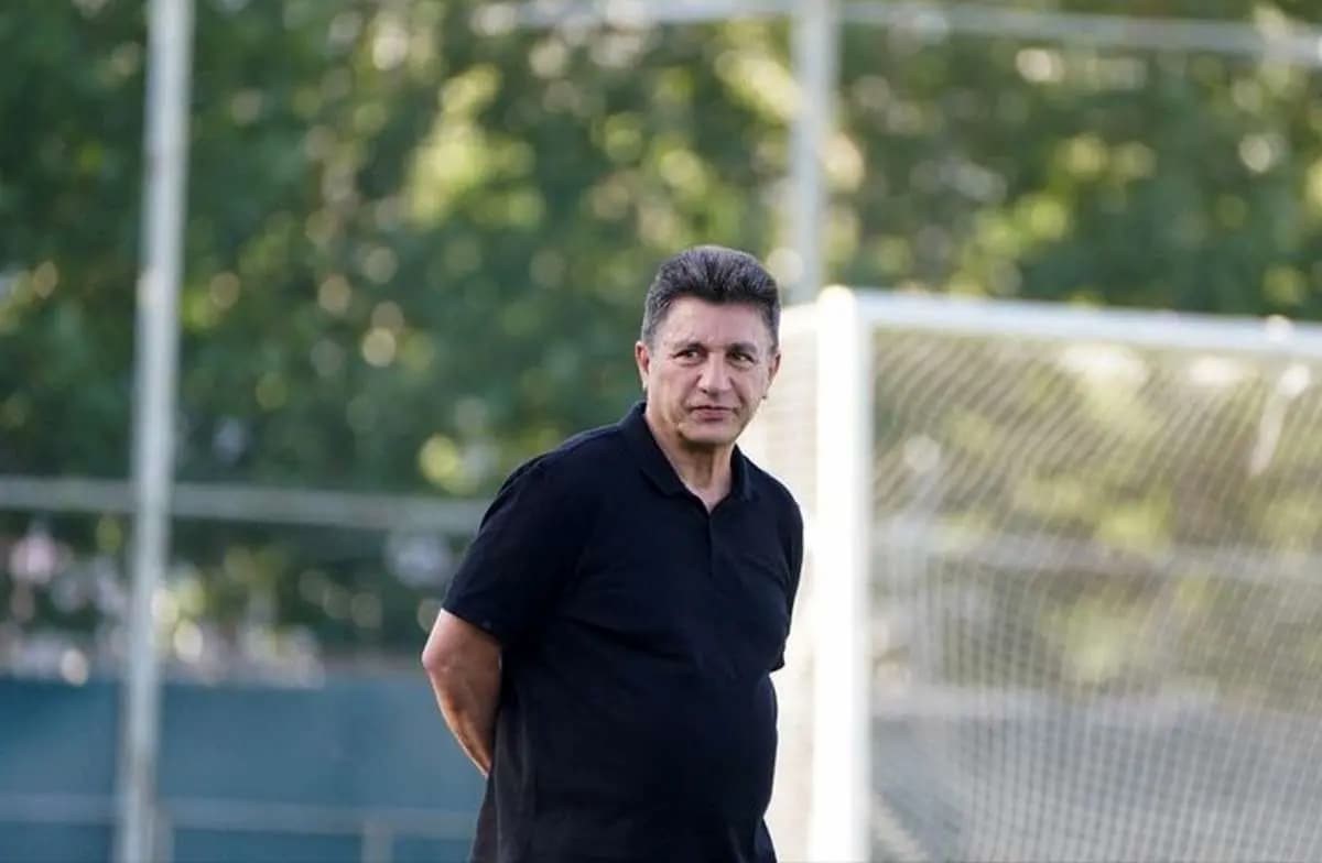 عکس زیر خاکی از امیر قلعه نویی با کروات در دهه 60