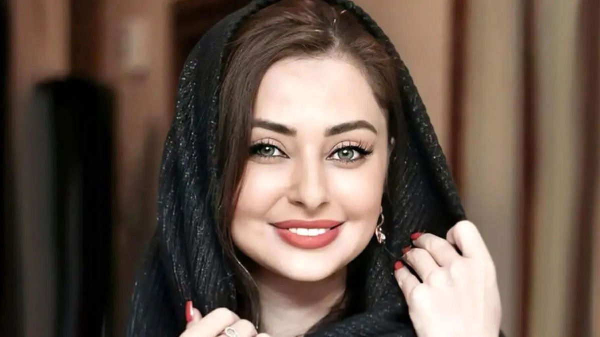 نگاهی به دکوراسیون ساده و غیر جذاب خانه نفیسه روشن؛ از گلهای آپارتمانی تا تابلوهای هنری و لوستر و مبلمان چوبی