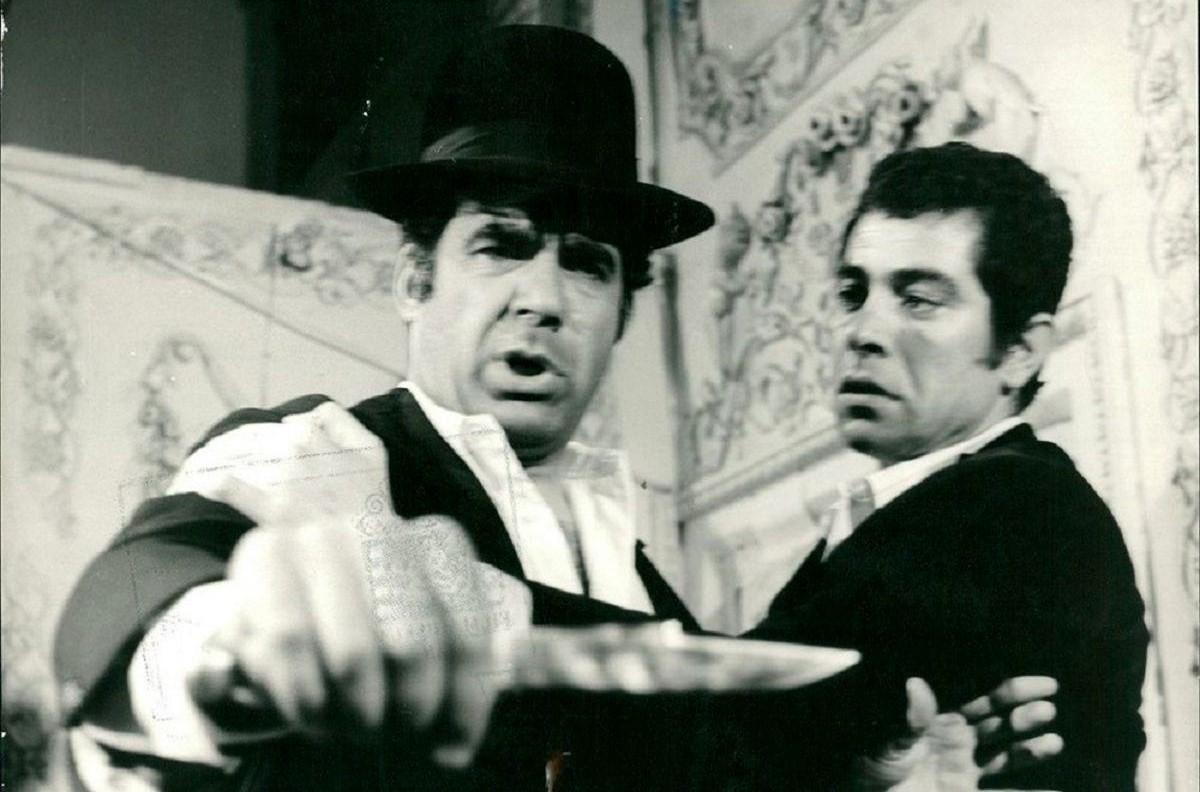 عکس (سفر در زمان)؛ بهروز وثوقی و عباس شباویز بعد از بردن جایزه  فیلم قیصر دهه 40