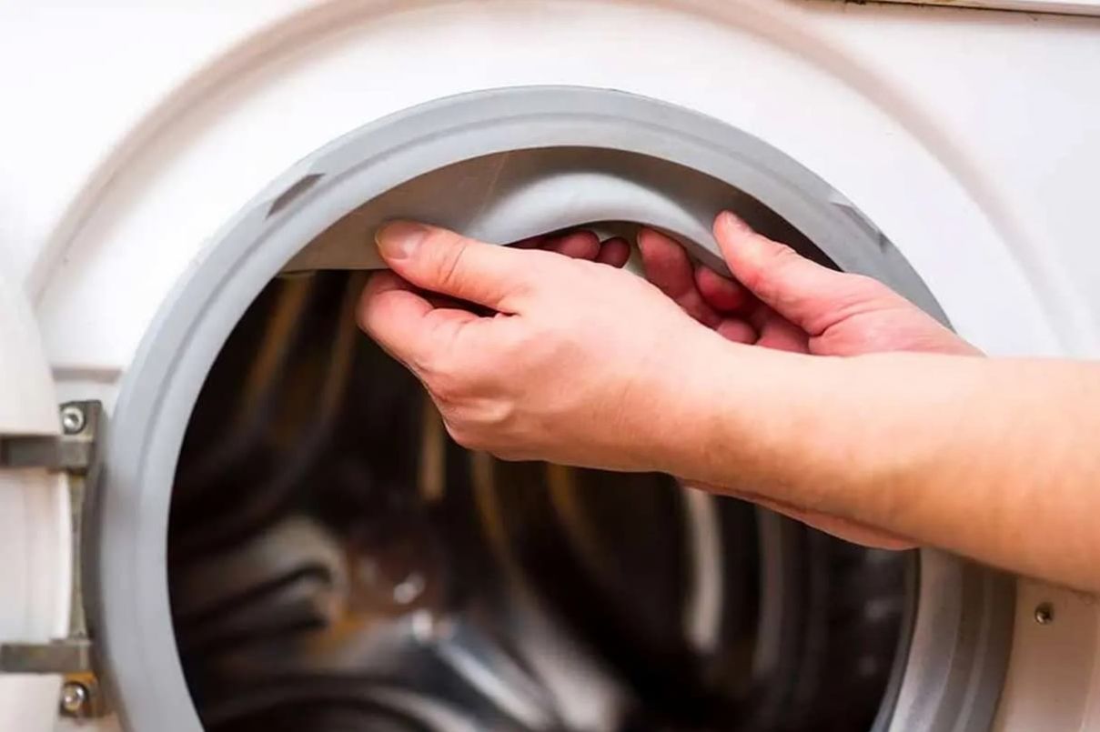 ترفند خانه داری امروز | چگونه لاستیک دور درب ماشین لباسشویی را به‌راحتی تمیز کنیم؟