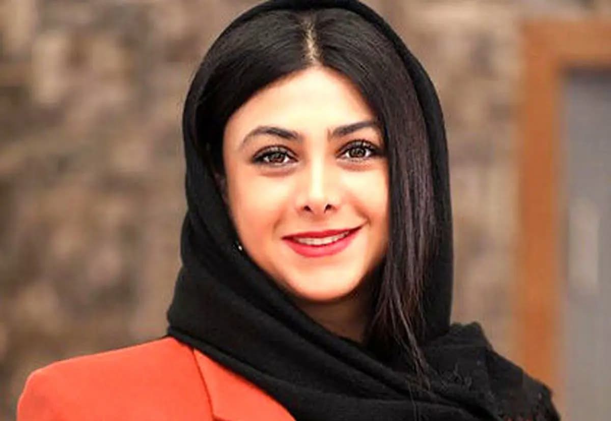 تیپ ساده و متفاوت آزاده صمدی در گالری هنری؛ جلب توجه کاربران فضای مجازی