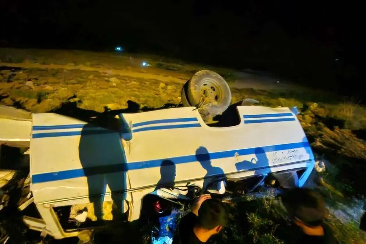 سقوط و واژگونی مینی بوس به دره با یک فوتی و 19 مصدوم