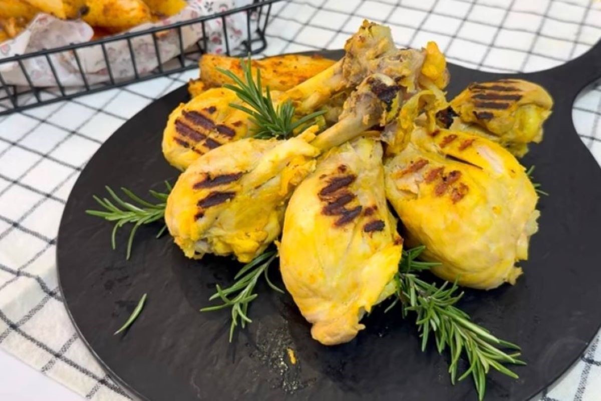 طرز تهیه مرغ دوغی خوشمزه با زعفران و کره؛ غذای مجلسی و لذیذ