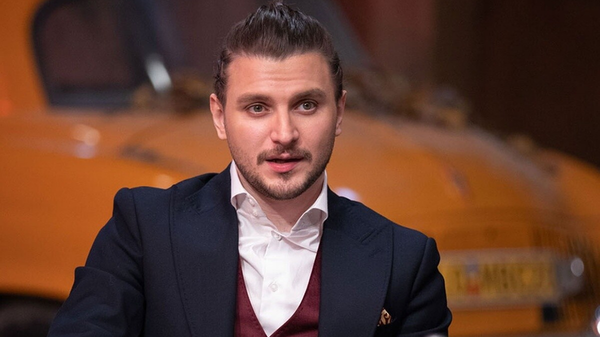 ماشین لاکچری دارا حیایی و گریم فرعونی بهنام تشکر در آلبوم روز