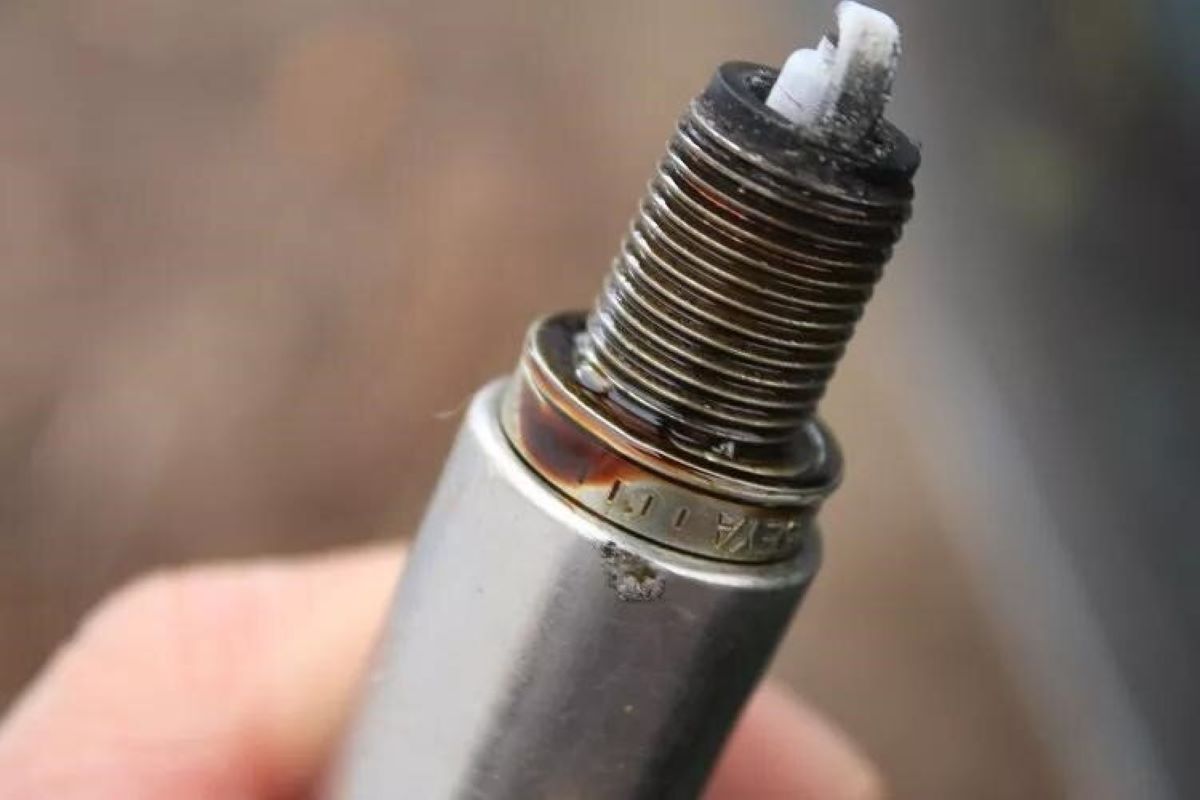 ترفند نگهداری از خودرو | علت روغن زدن سر شمع خودرو و راه‌های رفع آن به‌سادگی