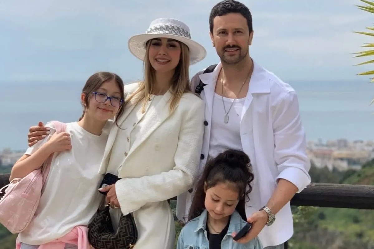 نگاهی به دکوراسیون تمیز و مرتب اتاق خواب دختران شاهرخ استخری با روتختی‌های جذاب صورتی