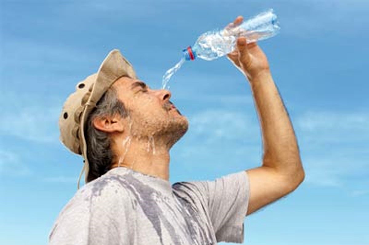 10 علامت شایع کم آبی بدن | میزان نیاز آب هر فرد بر اساس سن