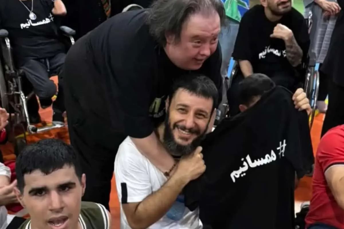 فوتبال بازی کردن جواد عزتی با دختران و پسران توان‌یاب