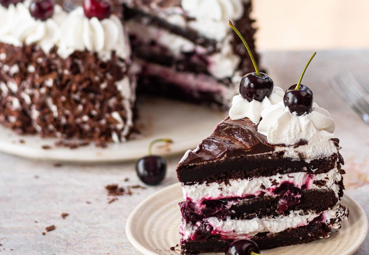 طرز تهیه کیک جنگل سیاه آلمانی | مشهورترین کیک میوه ای با فیلینگ گیلاس و خامه