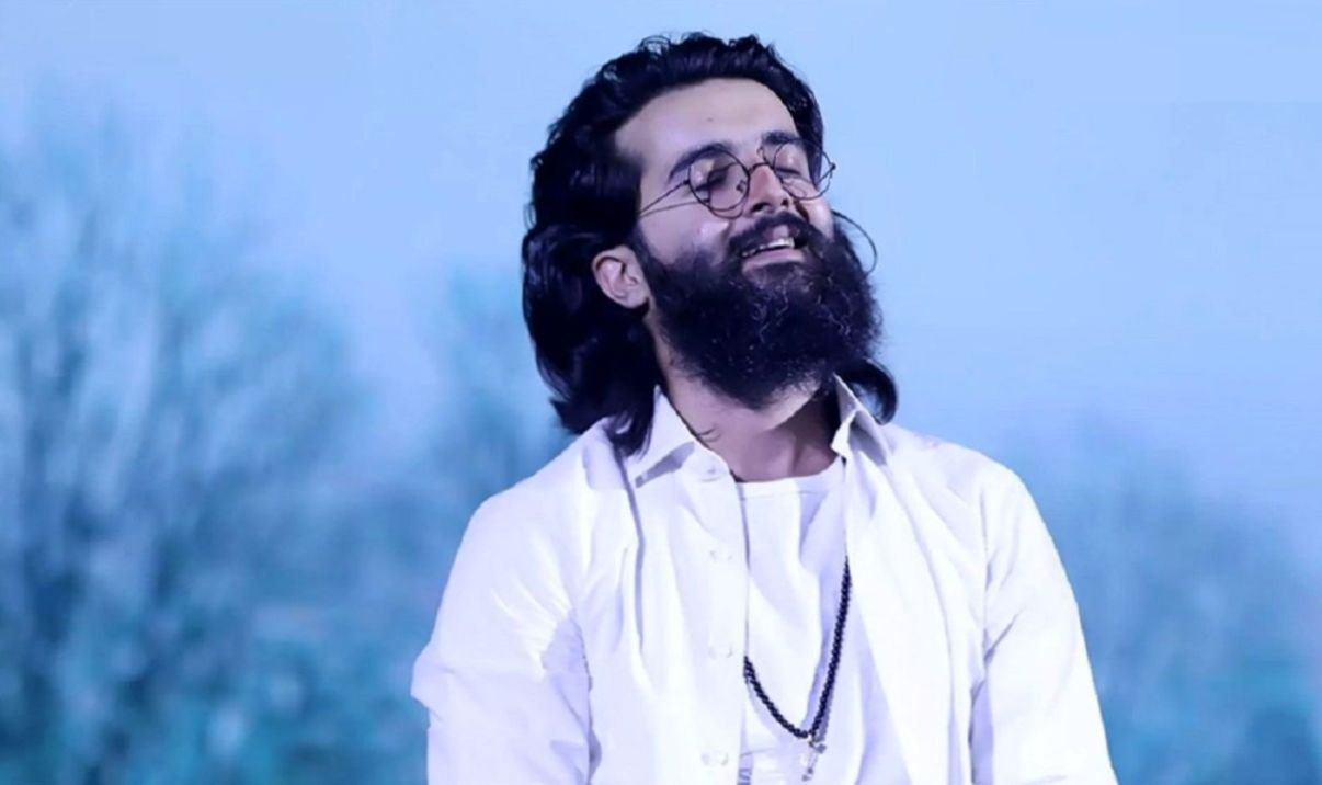 آواز خواندن مهدی دارابی داخل هوایپما برای کم کردن استرس مسافران پرواز تهران-دزفول