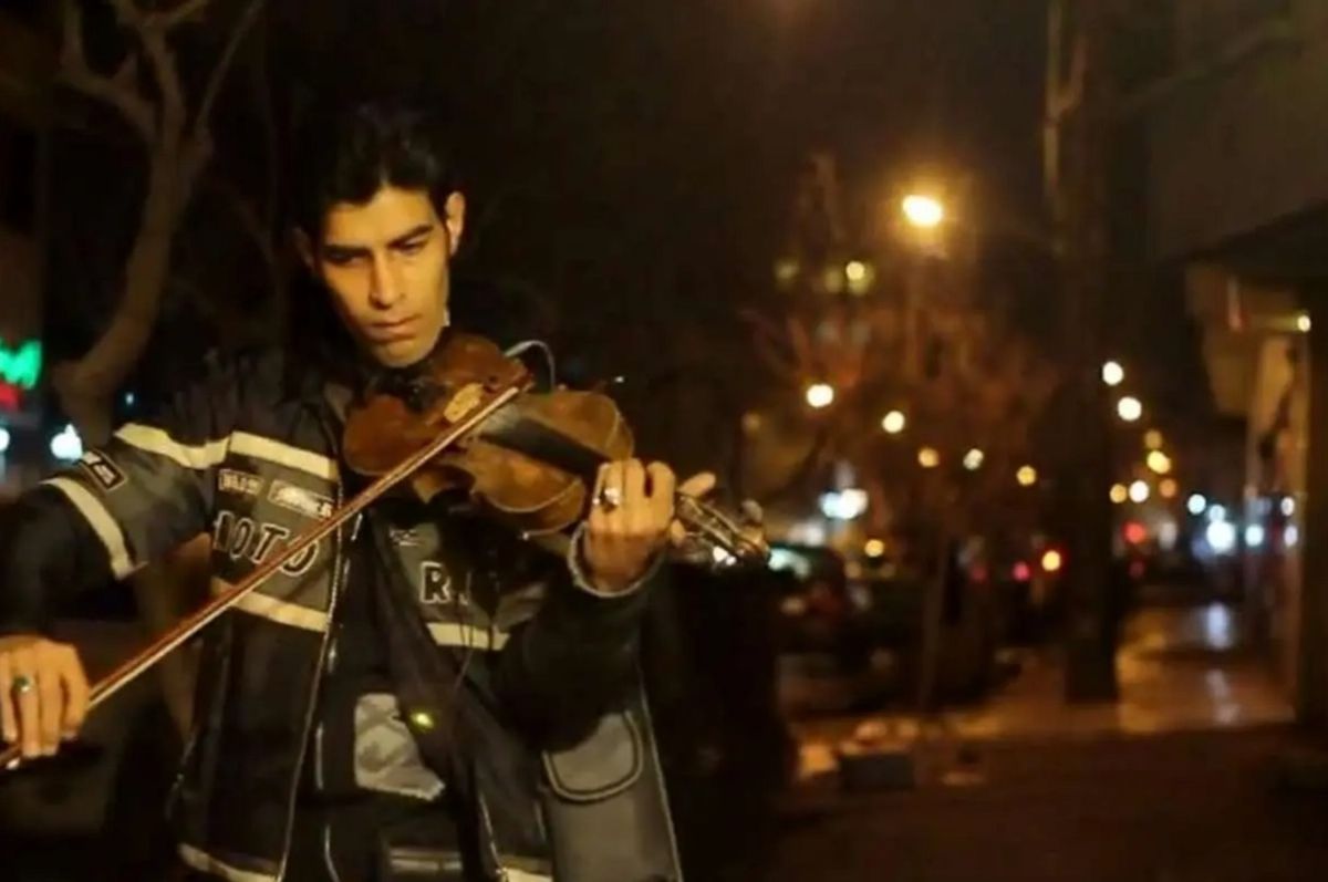 ویدئو نوازنده خیابانی ویولن در میان غرش پدافند در خیابانی از تهران پربازدید شد