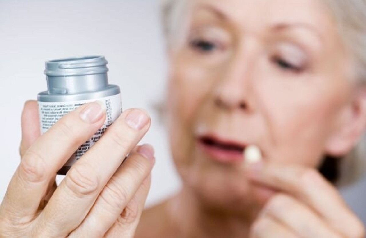 مراقب باشید! عوارض جدی این مکمل در زنان بالای ۵۰ سال