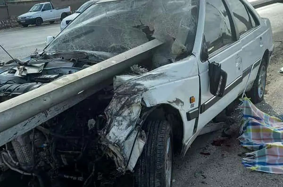 تصادف مرگبار پژو با تریلی در محور قم به دامشهر با یک کشته و 4 زخمی