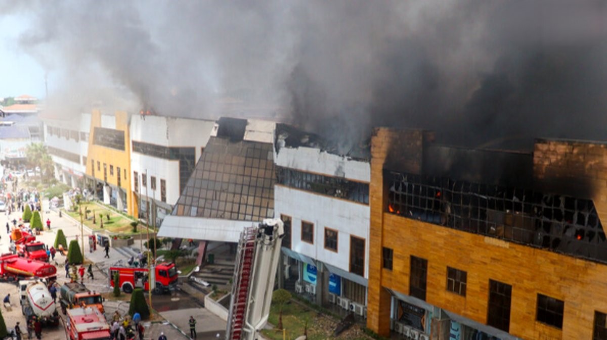 مهار آتش سوزی مرکز خرید ونوس انزلی بعد از 12 ساعت؛ ۹۰ درصد طبقه دوم سوخت