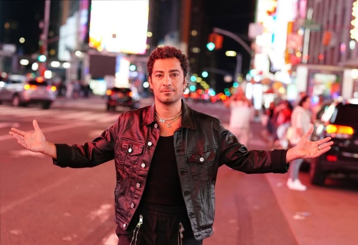 ژست نوید محمدزاده با سیگار در خیابان های آمریکا