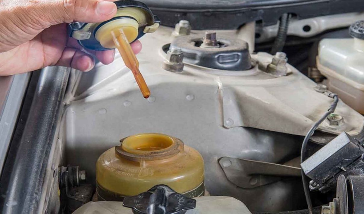 ترفند نگهداری از خودرو | چه زمانی باید روغن هیدرولیک را عوض کنیم؟ ؛ این ۷ هشدار را جدی بگیرید