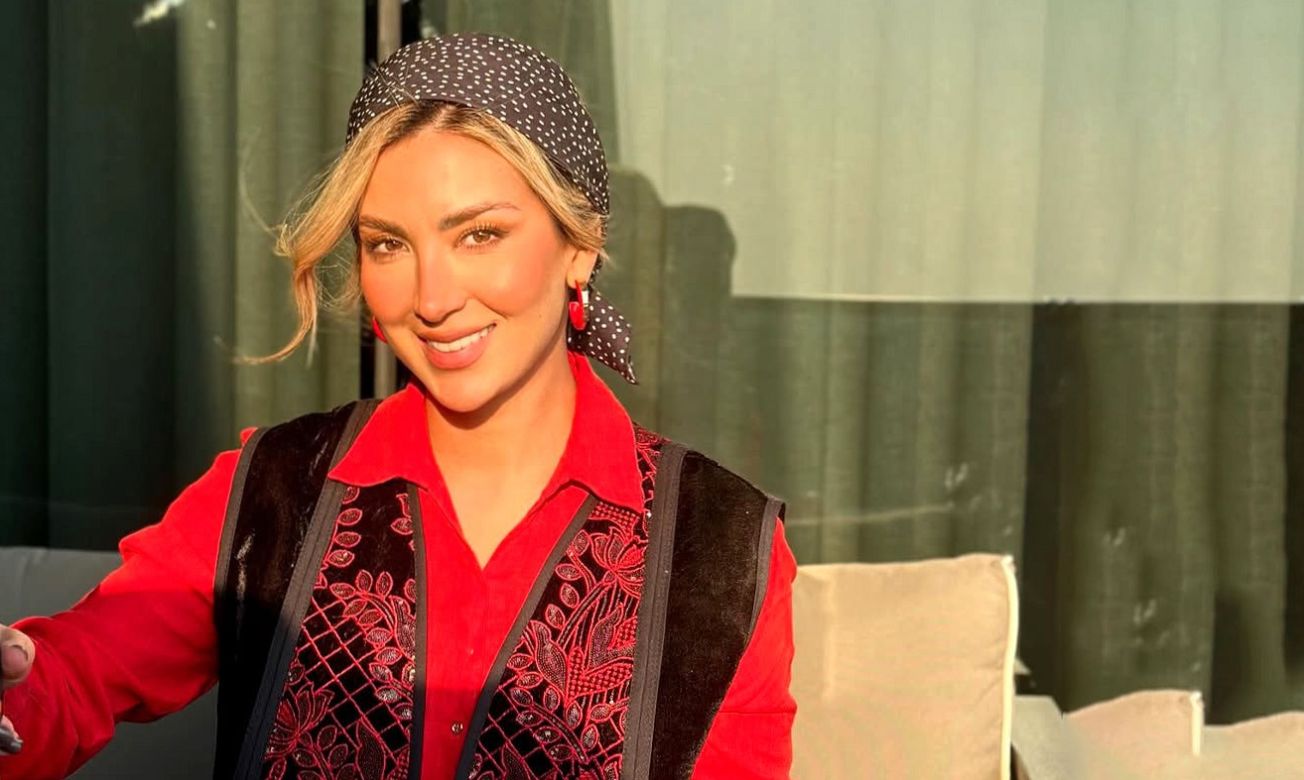 عکاسی شاعرانه مینا مختاری، همسر هنرمند بهرام رادان با گل لاله زرد زیر انوار طلایی خورشید