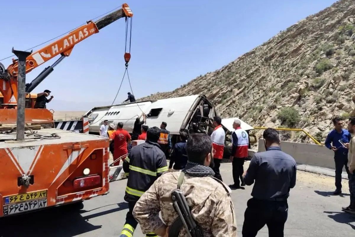 واژگونی مرگبار اتوبوس در محور فیروزآباد، 22 مسافر کشته شدند