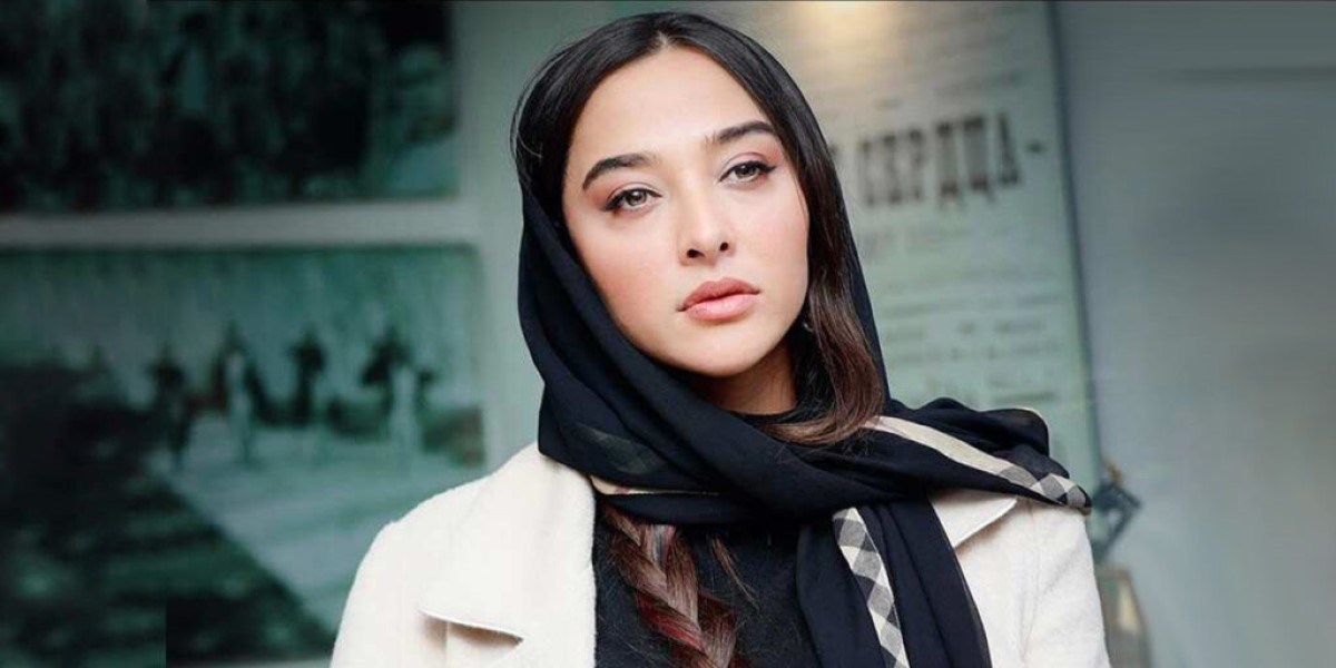 قاب عاشقانه آناهیتا درگاهی در میان معماری خشتی یزد