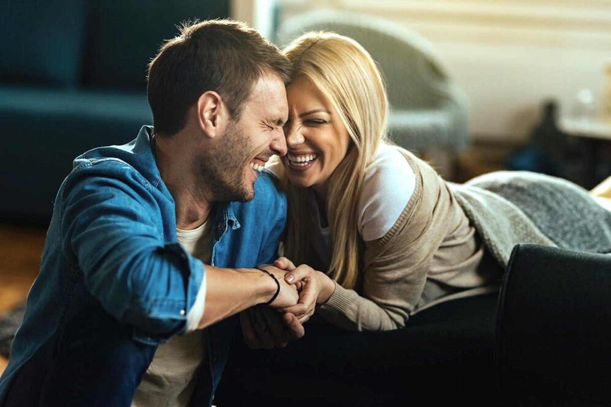 زوج هایی که واقعا برای هم ساخته شده اند چه نشانه هایی دارند؟ | 5 نشانه  زوج های دلبسته طبق نظر روانشناسان | وقتی عشق واقعی است