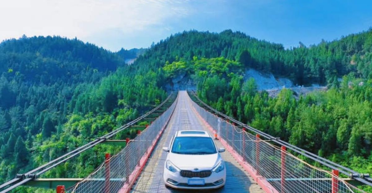 ترسناک‌ ترین پل معلق دنیا در ارتفاع ۳۰۰ متری | این پل معلق 240 متر طول دارد