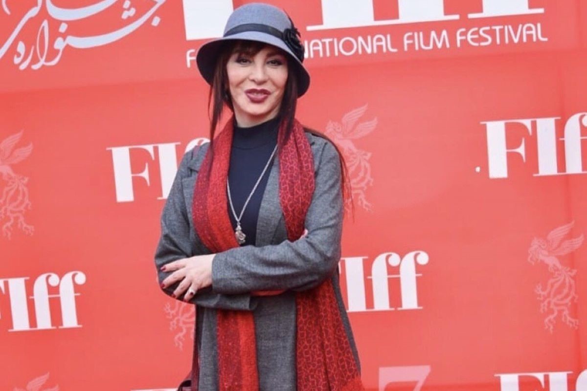 بازی کردن افسانه بایگان با دلفین‌ها در استخر+فیلم