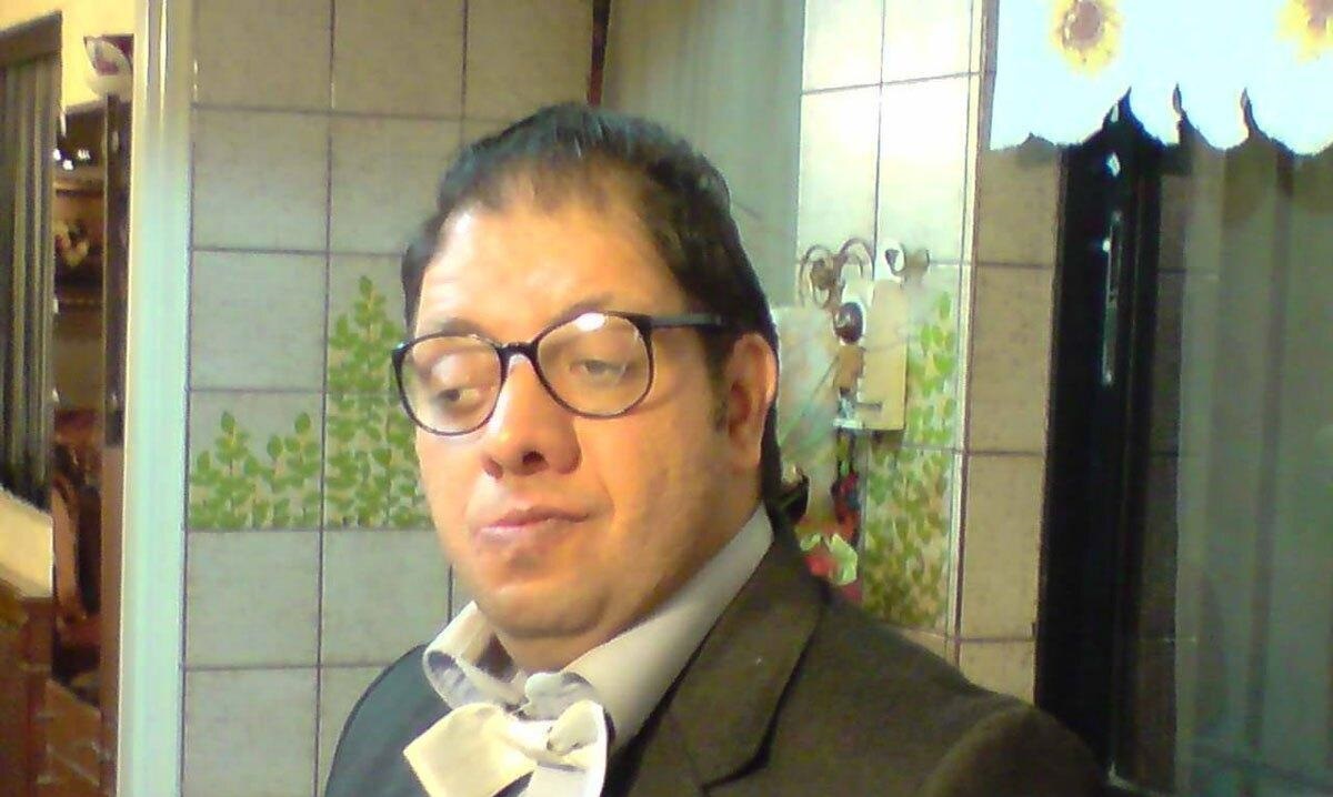 فرشاد حسینی بازیگر سینما و تلویزیون در مهرشهر کرج دار فانی را وداع گفت