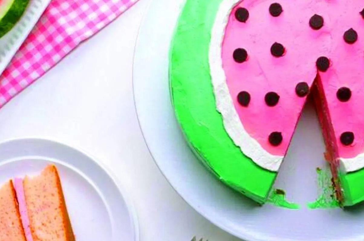 طرز تهیه کیک بستنی هندوانه ای برای شب یلدا | این دسر خوشمزه سفره شب چله را رنگی تر میکند