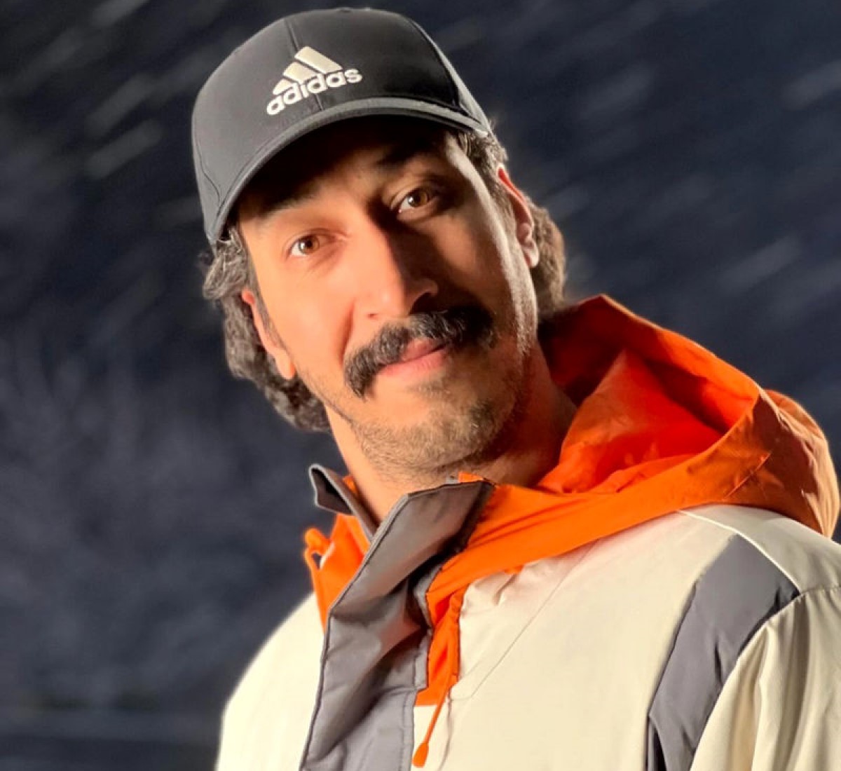 بهرام افشاری با اجرای زنده آهنگ پرطرفدار سیاوش قمیشی؛ لحظه ای ماندگار از آوازخوانی روی سکوی کنار پنجره...