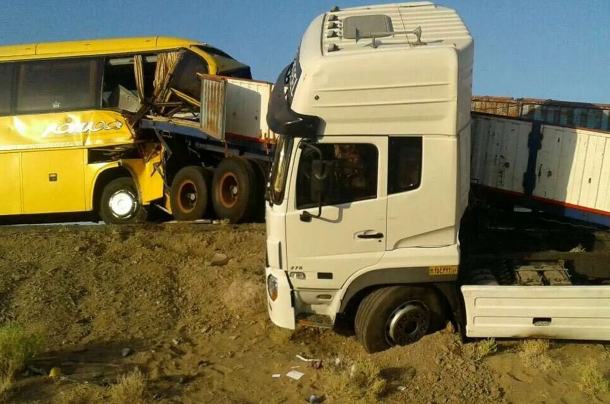 تصادف خودروی حامل زائران ایرانی با تریلی در ناصریه عراق