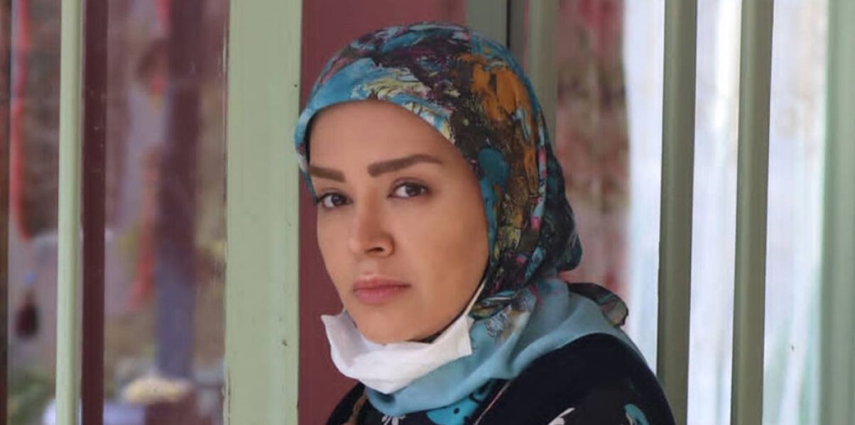 ندا قاسمی بازیگر نون خ در تئاتر شهر با تیپ ساده و کلاسیک