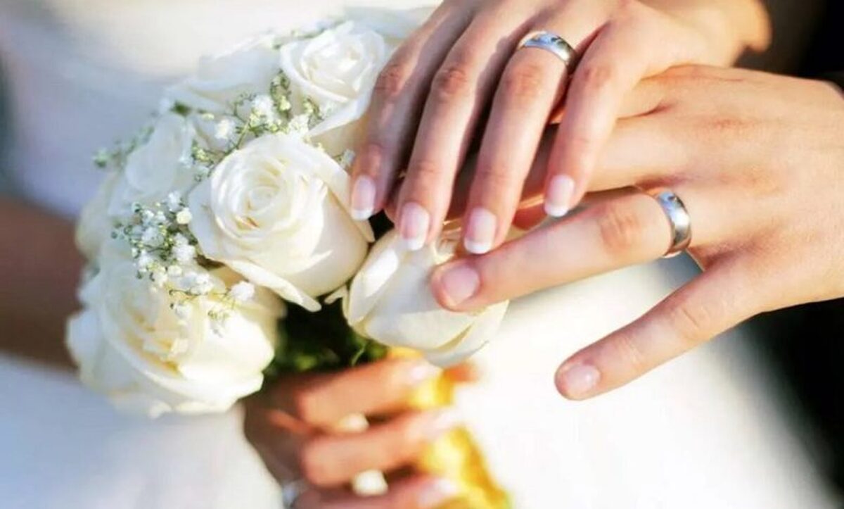 ازدواج همزمان یک مرد با 4 زن | عکس جنجالی مرد 43 ساله به 4 همسرش