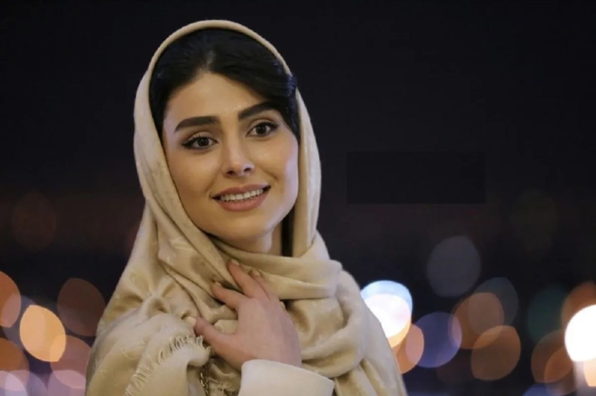 ژست خاص و متفاوت لاله مرزبان کنار برج ایفل در پاریس؛ این همان آفرین سریال آنام است!