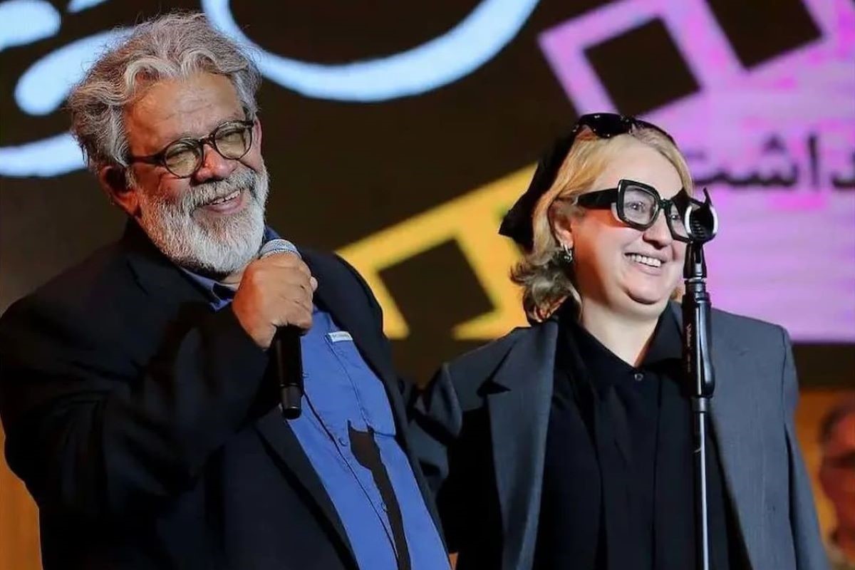 لحظه بوسه عاشقانه حسن پورشیرازی و همسرش در جشن منتقدان