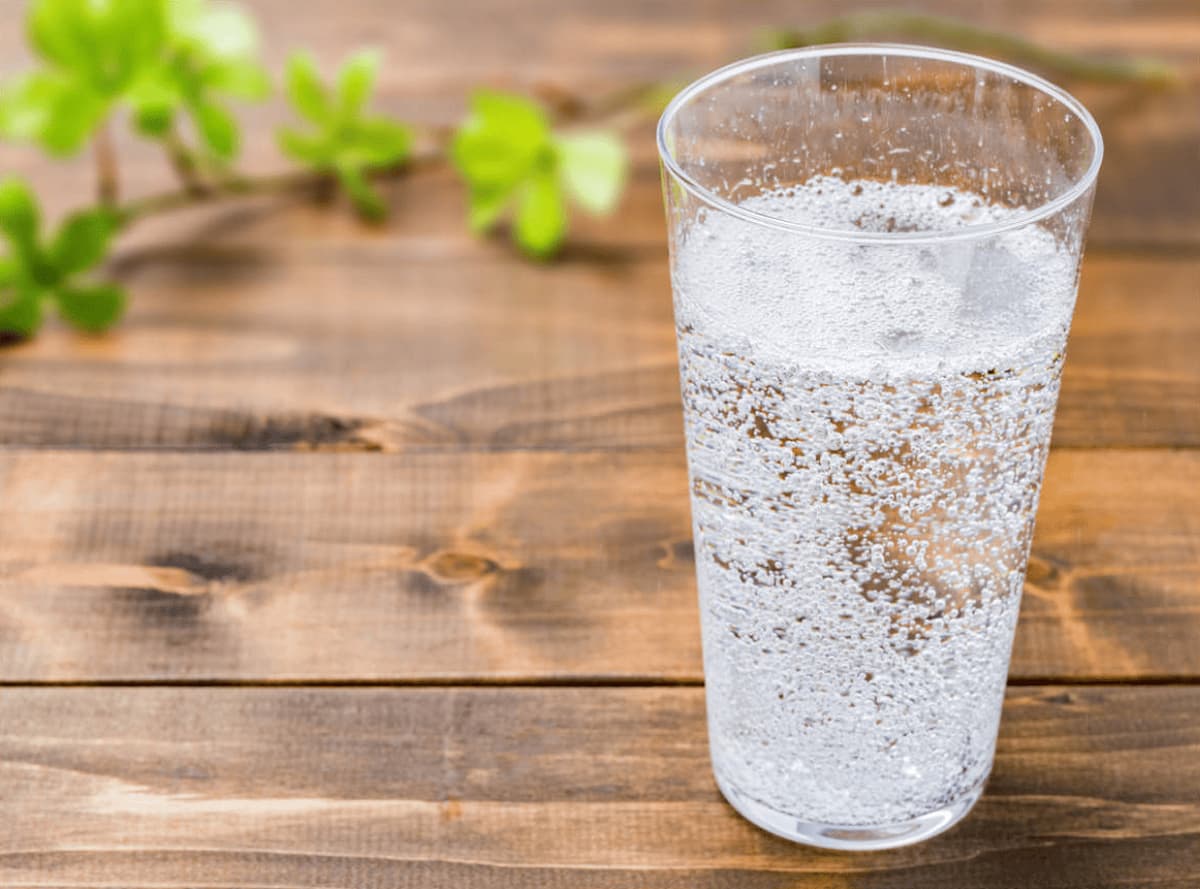 ترفند خانه داری امروز| کاربردهای شگفت‌انگیز آب گازدار در خانه: از پاک‌کننده لکه تا تقویت گیاهان و پف‌دهنده غذاها