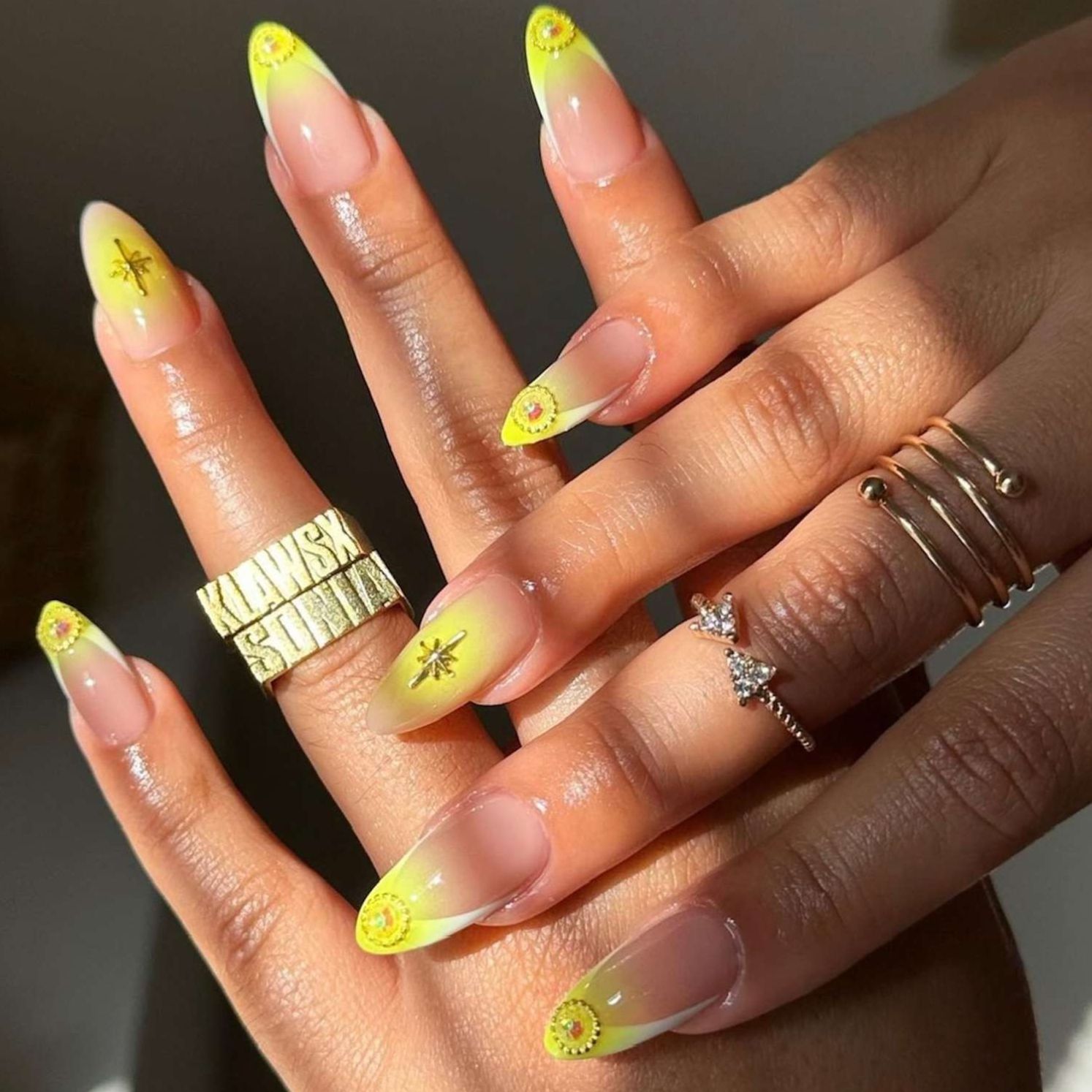 طراحی ناخن امروز | ۲۸ طراحی ناخن نئونی که باید برای یک مانیکور تابستانی خاص و جسورانه امتحان کنید