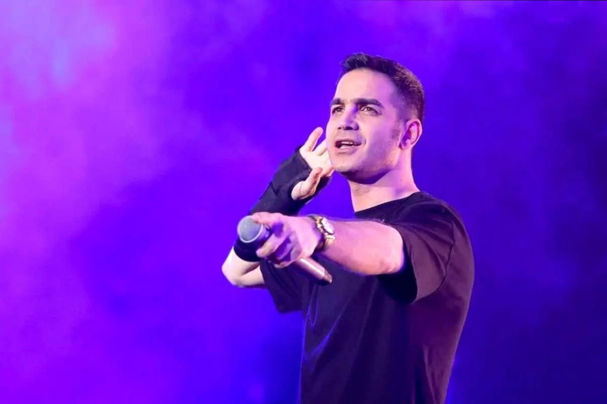 محسن یگانه در بیمارستان بستری شد؛ مردم دعا کنند