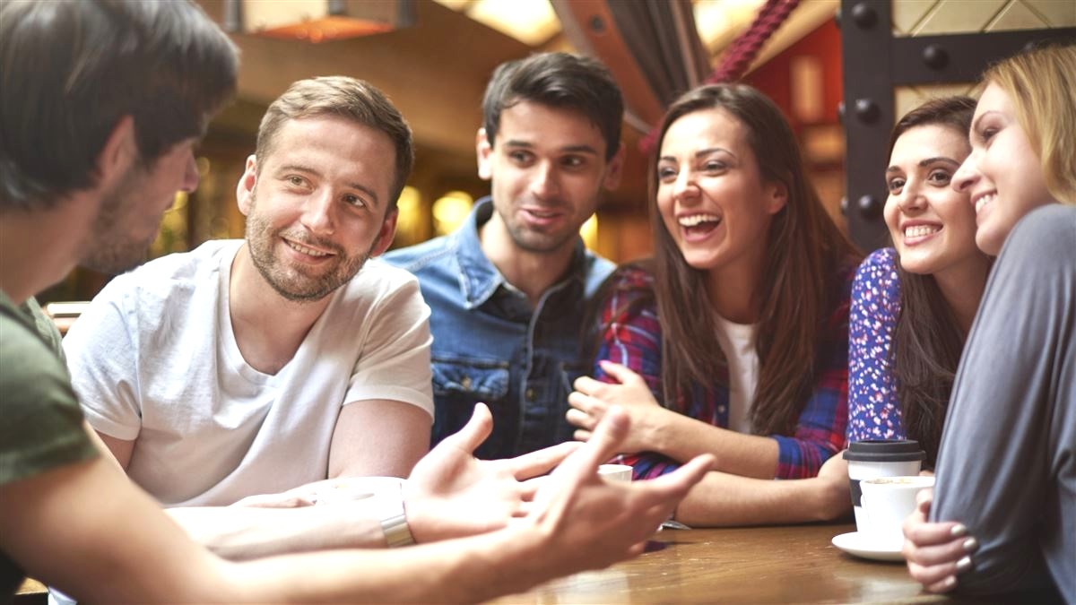 راز آدم‌های جذاب | می‌خواهی جذاب‌تر باشی؟ همین ۴ عادت را در گفت‌وگو تمرین کن