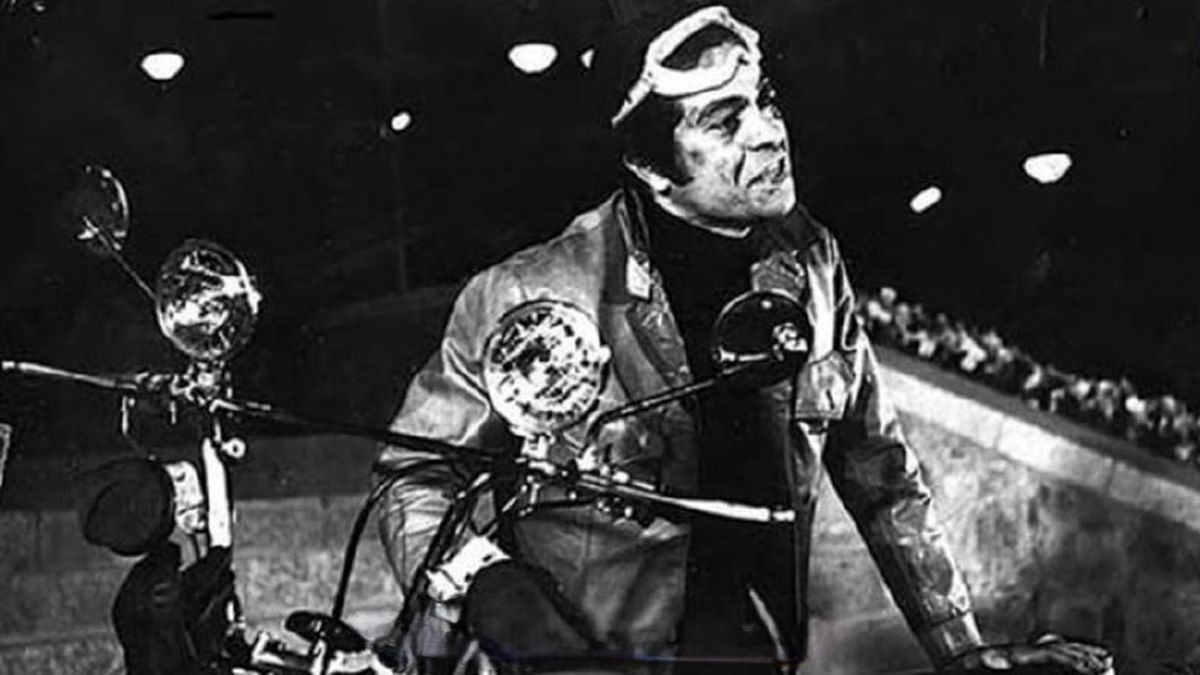 عکس (سفر در زمان)؛ بهروز وثوقی و پروین ملکوتی در فیلم رضا موتوری دهه 40