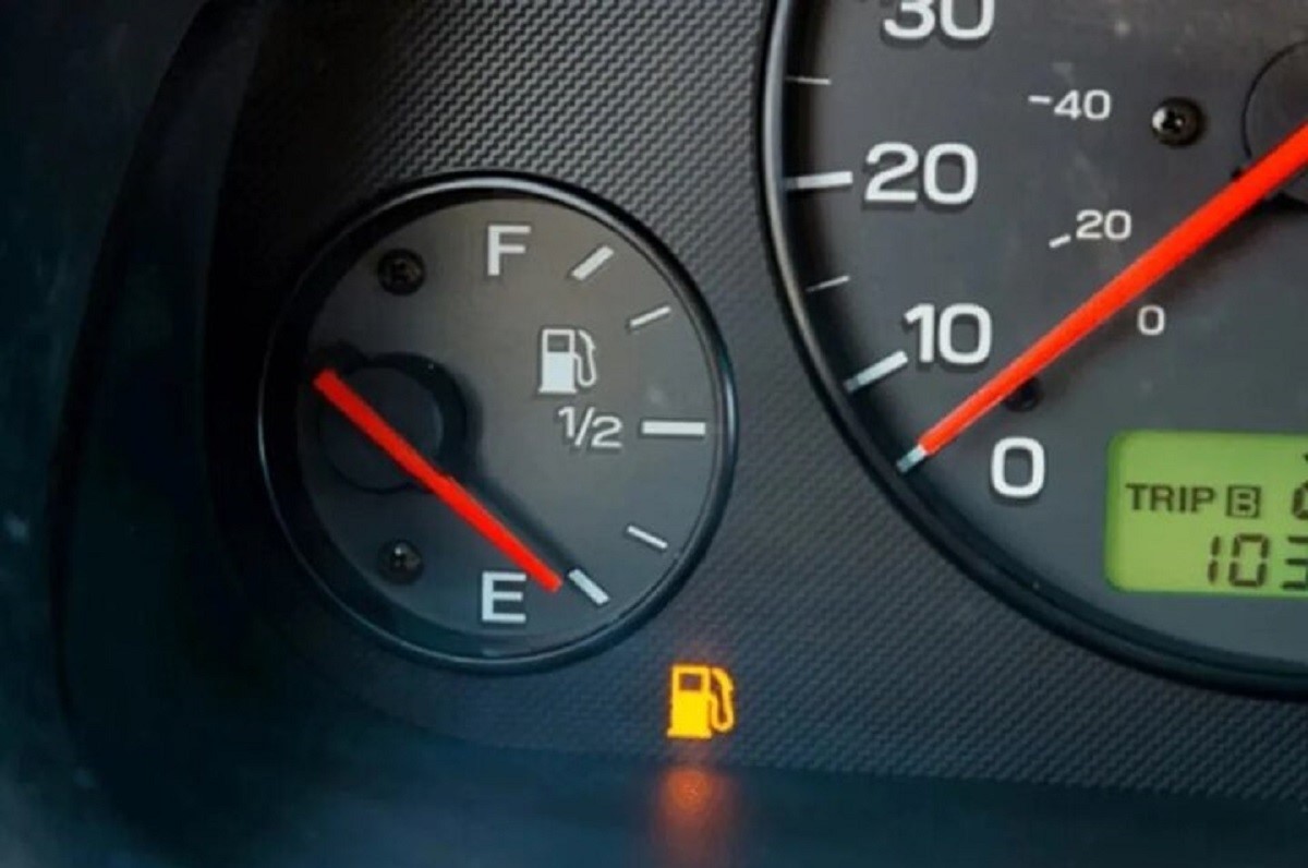 ترفند نگهداری از خودرو | چقدر می‌توان پس از روشن شدن چراغ بنزین رانندگی کرد؟ | مضرات کمبود سوخت در باک