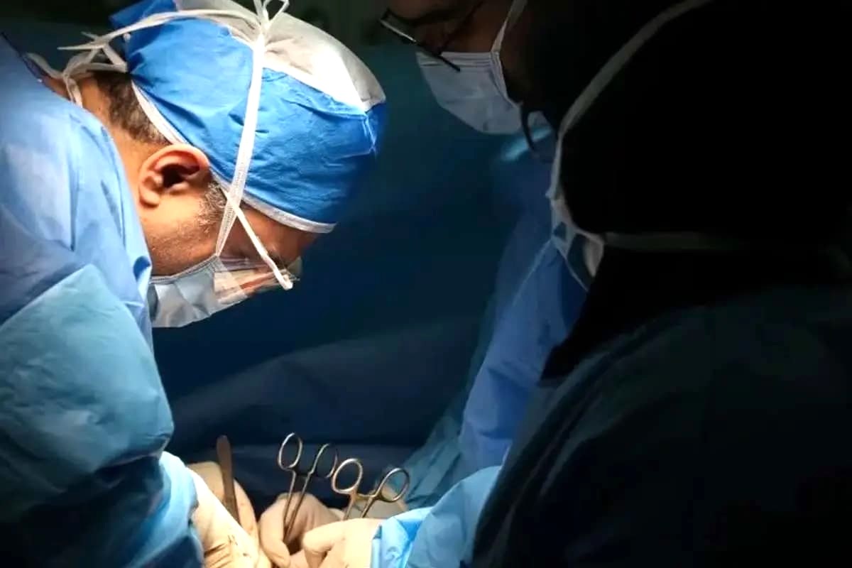 خروج ۹۰ بسته مواد مخدر از معده و روده یک قاچاقچی در کرج+عکس