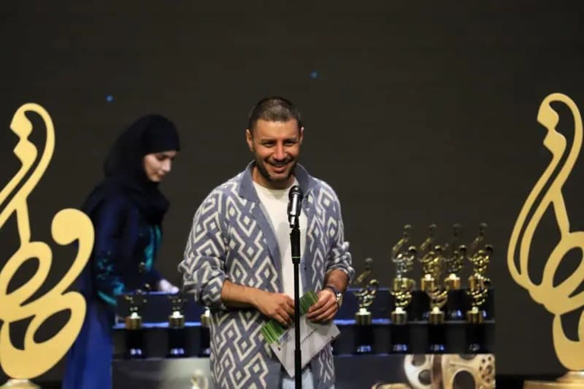 برخورد تند جواد عزتی با بادیگاردهایش در جشن حافظ+فیلم