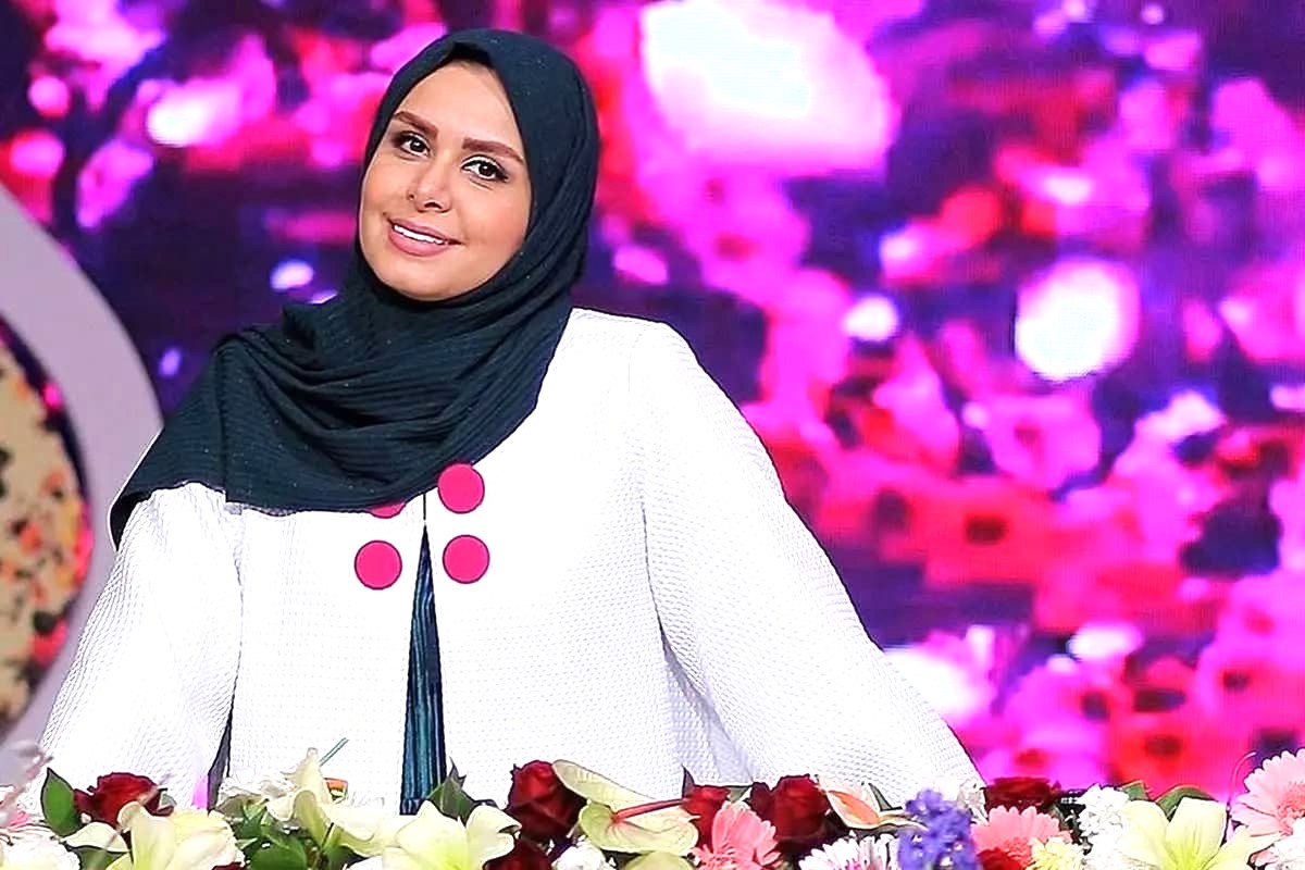 نجمه جودکی مجری صداوسیما با پیراهن مجلسی عروسکی