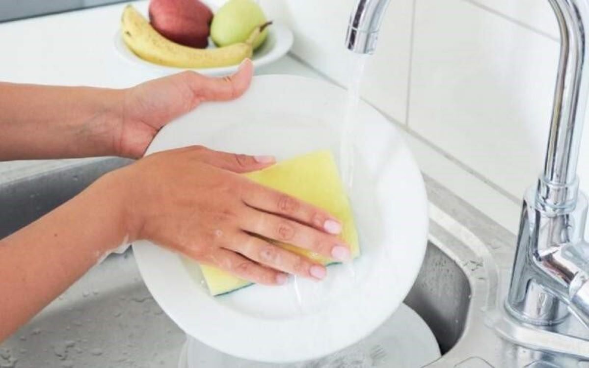 ترفند خانه داری امروز | خطرات باقی ماندن مایع ظرفشویی روی ظرف؛ روش صحیح شستن ظروف
