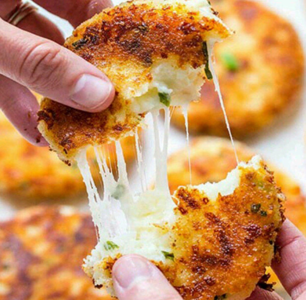 طرز تهیه کوکو سیب زمینی پنیری در کمتر از نیم ساعت